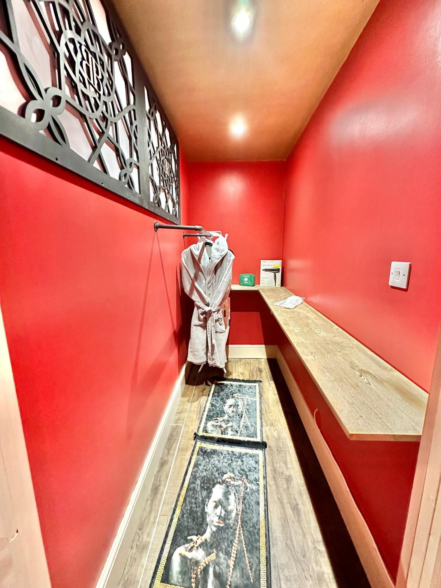 Beyond - Romantic Basement Apartment - Close To Beach - With Parking 伯恩茅斯 外观 照片