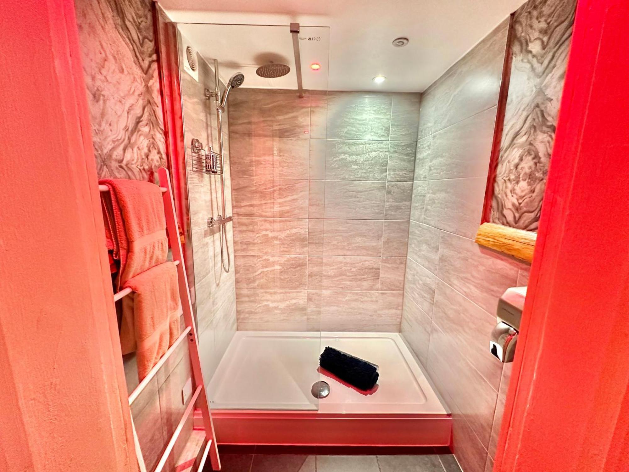 Beyond - Romantic Basement Apartment - Close To Beach - With Parking 伯恩茅斯 外观 照片