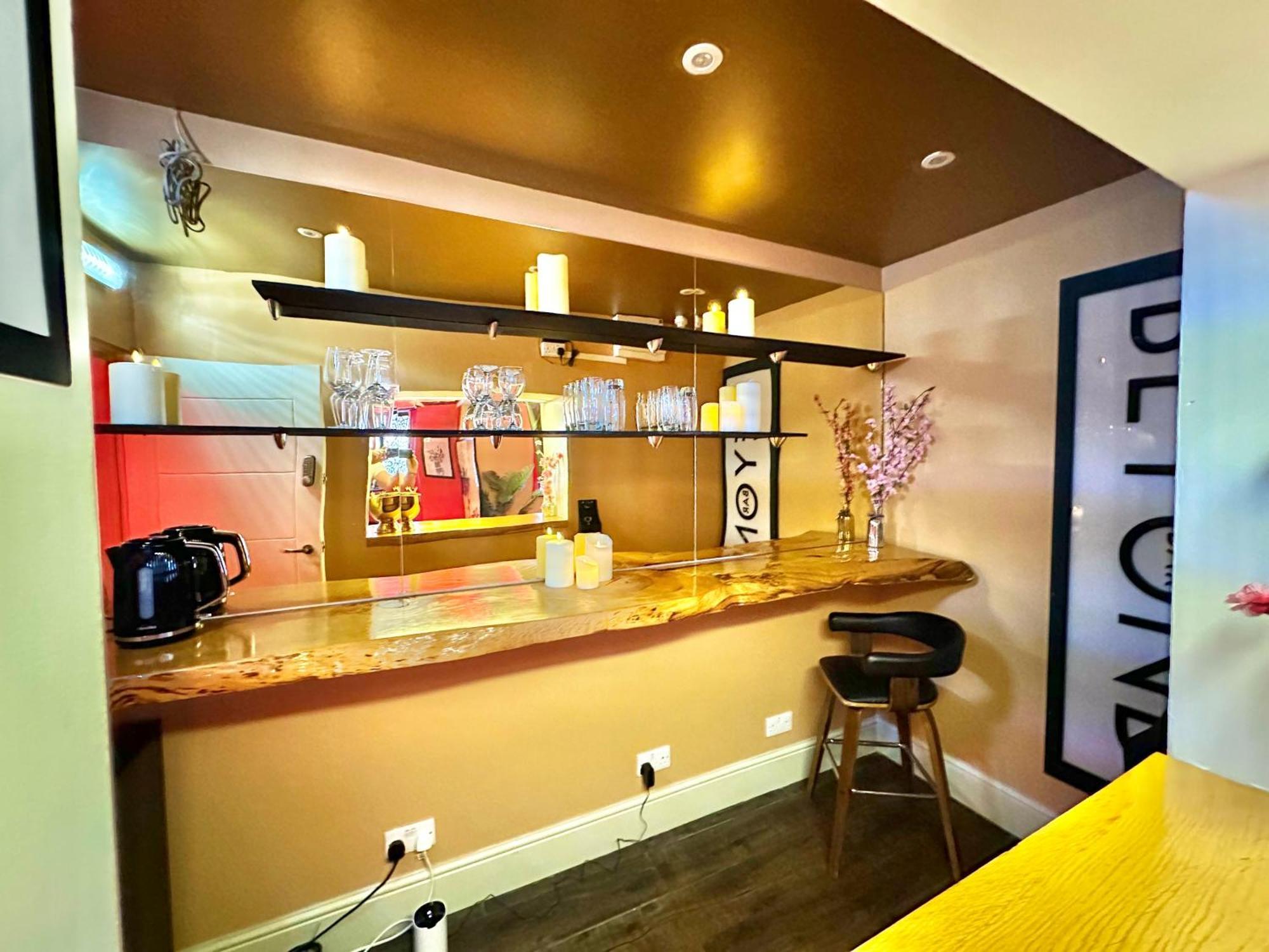Beyond - Romantic Basement Apartment - Close To Beach - With Parking 伯恩茅斯 外观 照片