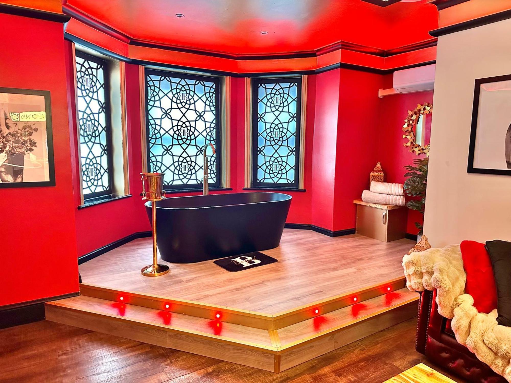 Beyond - Romantic Basement Apartment - Close To Beach - With Parking 伯恩茅斯 外观 照片