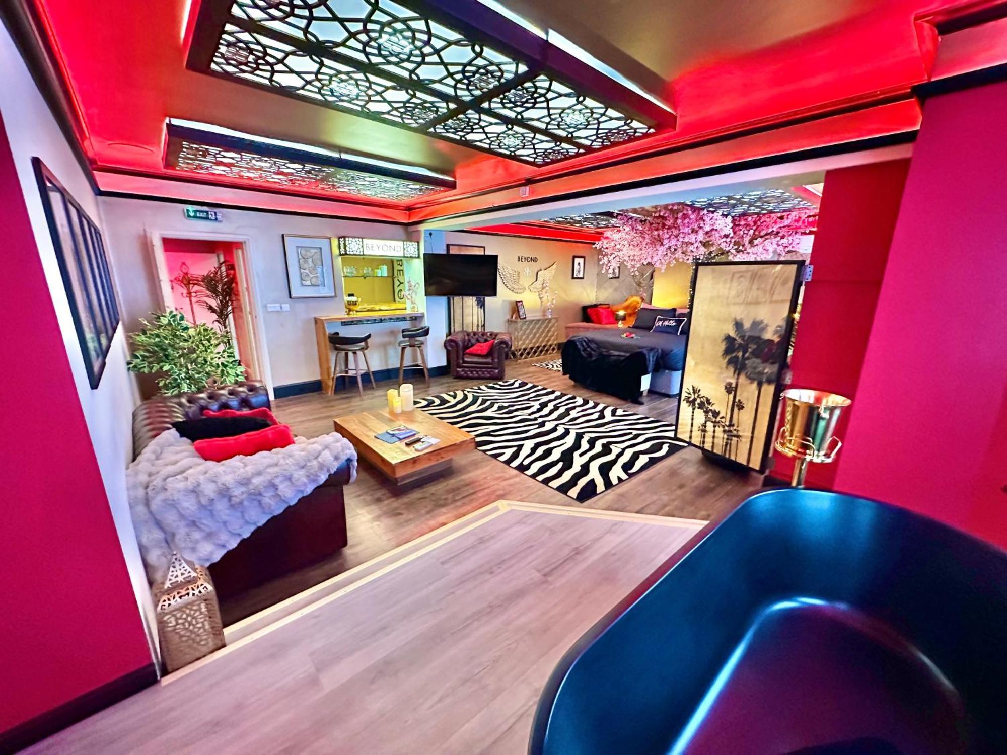 Beyond - Romantic Basement Apartment - Close To Beach - With Parking 伯恩茅斯 外观 照片