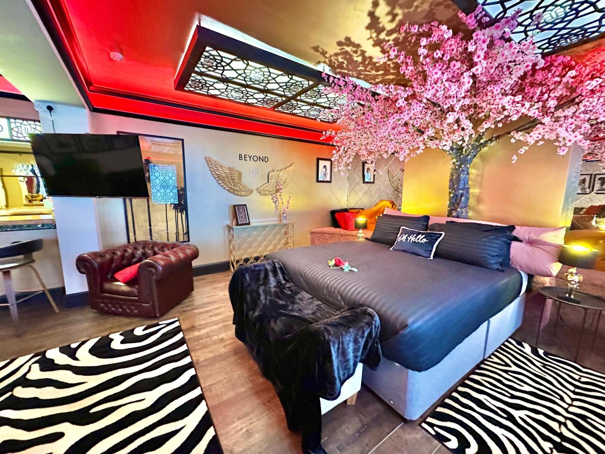 Beyond - Romantic Basement Apartment - Close To Beach - With Parking 伯恩茅斯 外观 照片