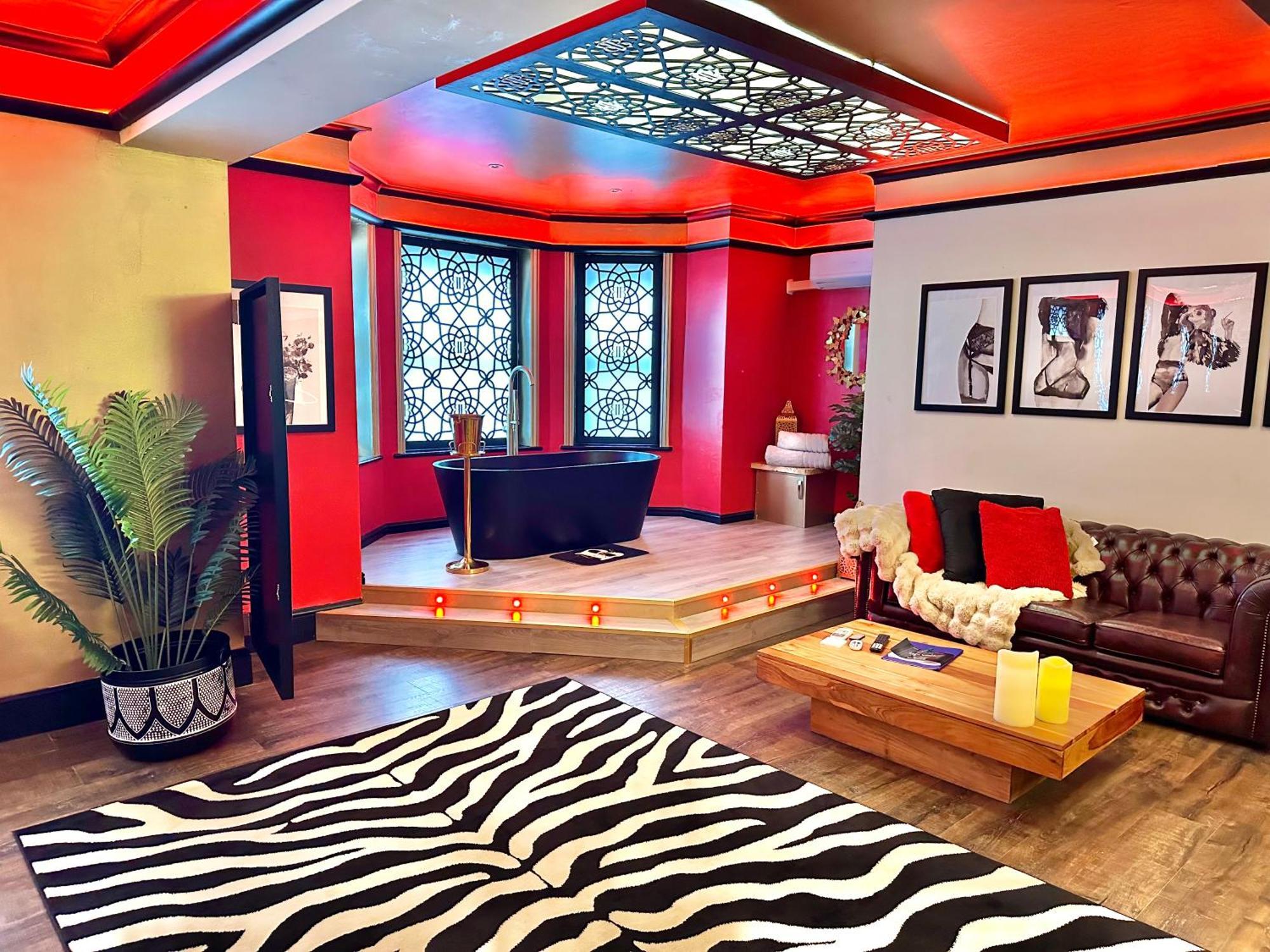 Beyond - Romantic Basement Apartment - Close To Beach - With Parking 伯恩茅斯 外观 照片