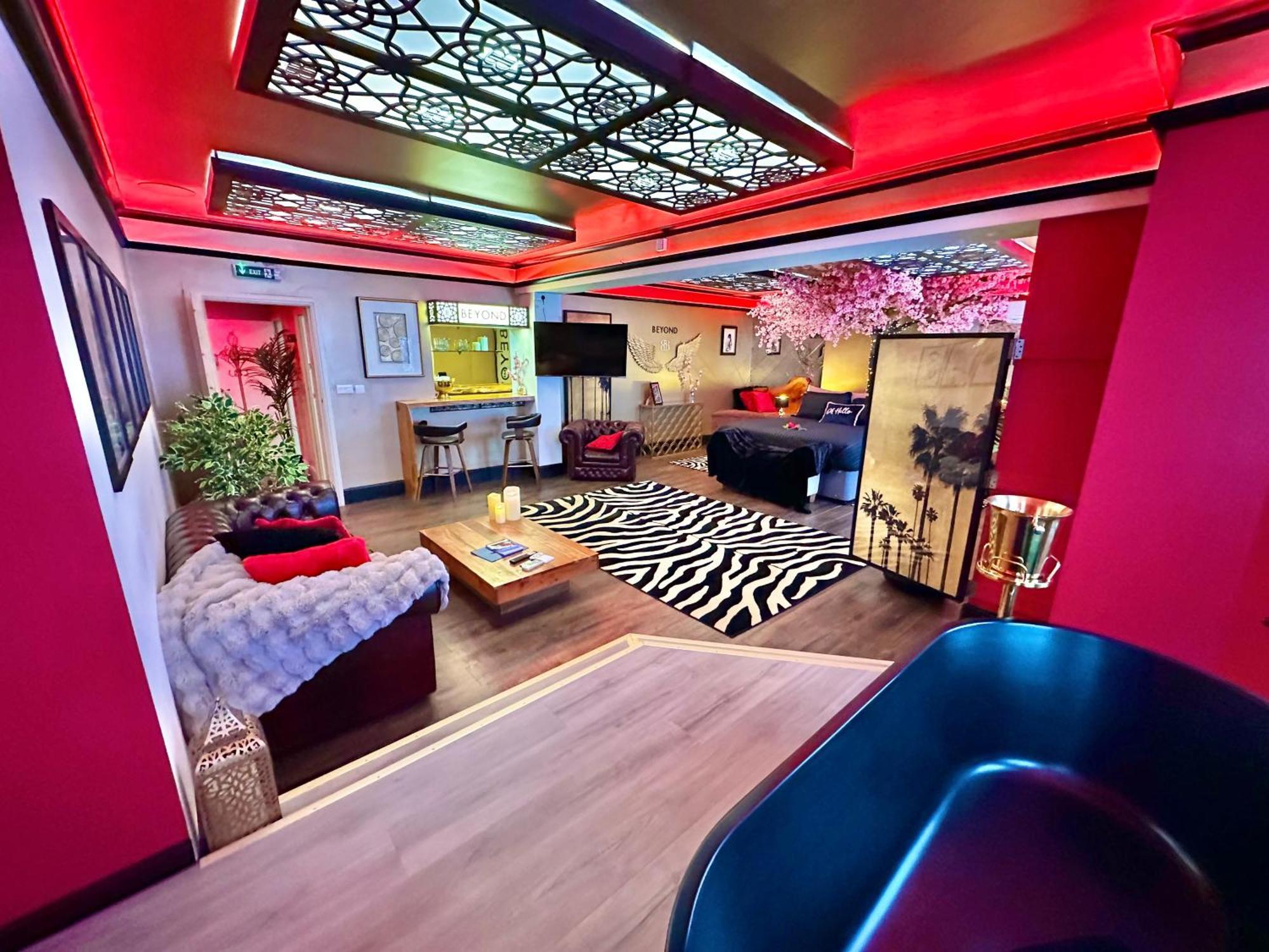 Beyond - Romantic Basement Apartment - Close To Beach - With Parking 伯恩茅斯 外观 照片