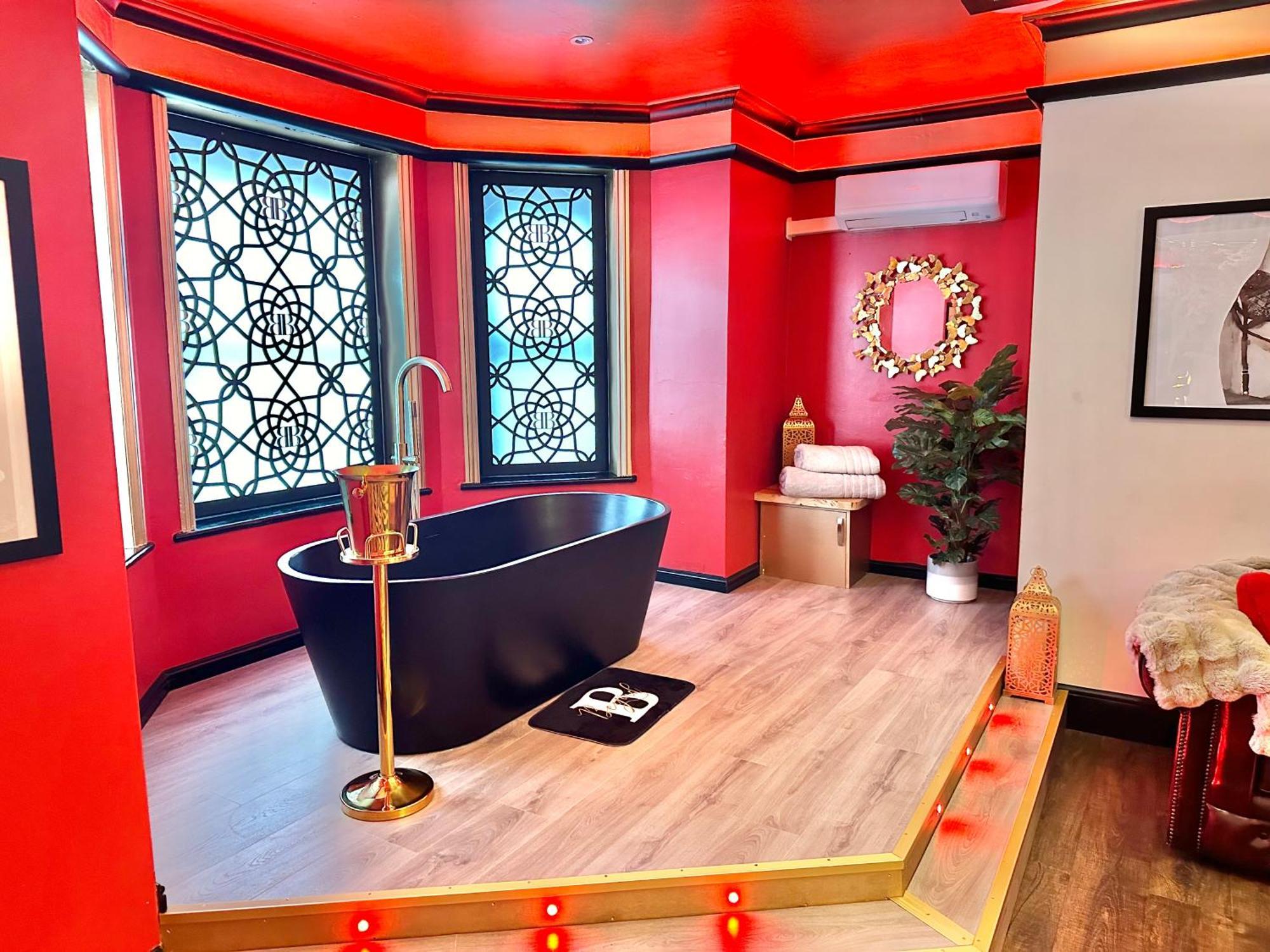 Beyond - Romantic Basement Apartment - Close To Beach - With Parking 伯恩茅斯 外观 照片