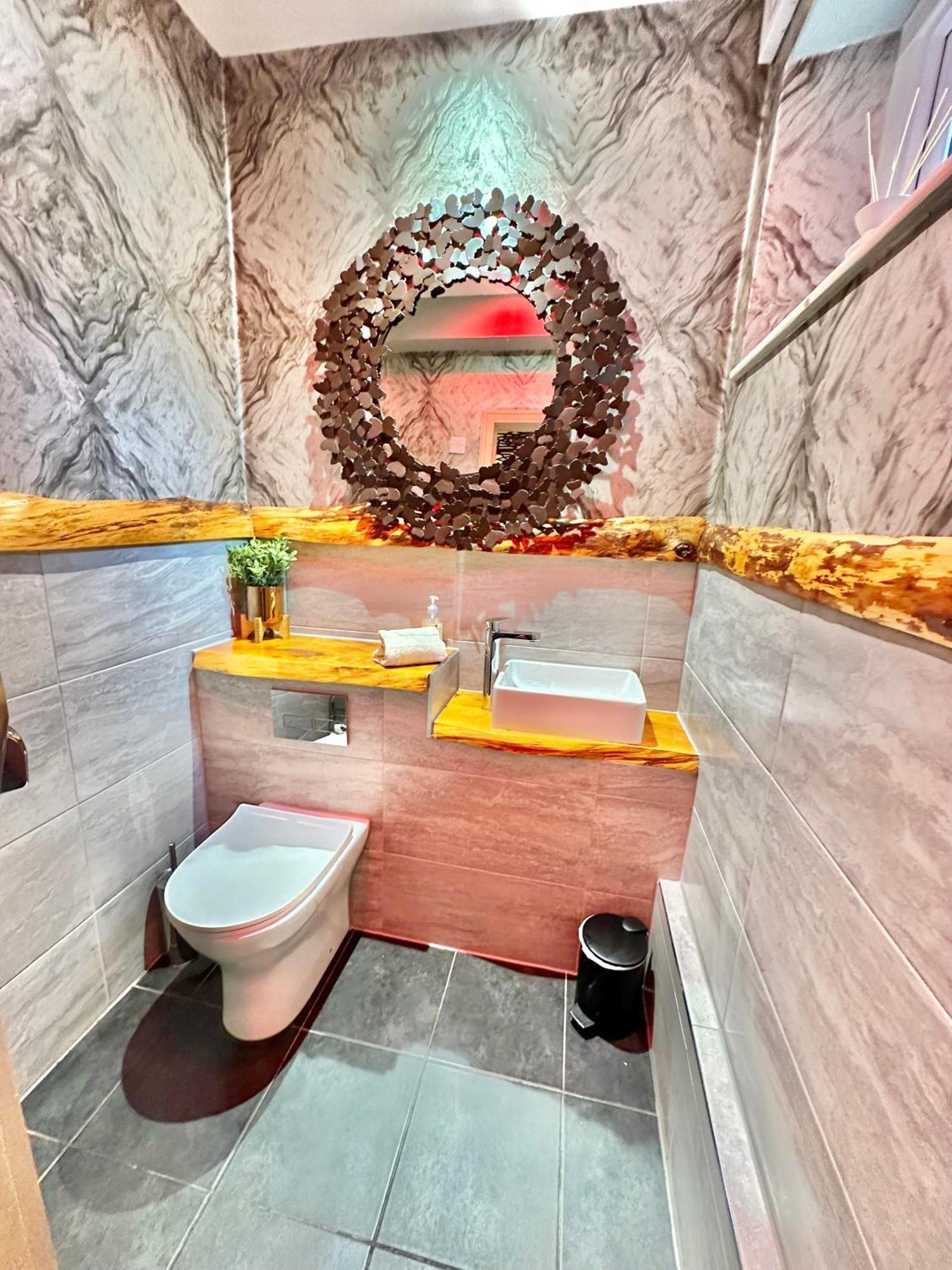 Beyond - Romantic Basement Apartment - Close To Beach - With Parking 伯恩茅斯 外观 照片