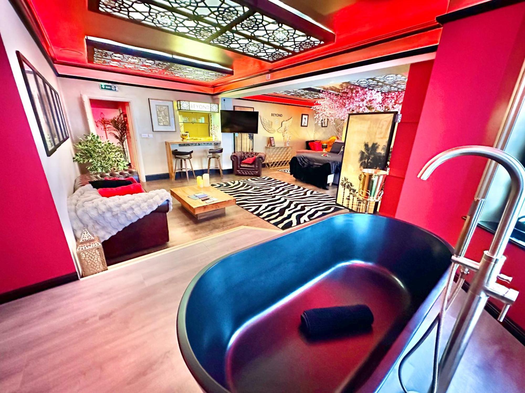 Beyond - Romantic Basement Apartment - Close To Beach - With Parking 伯恩茅斯 外观 照片