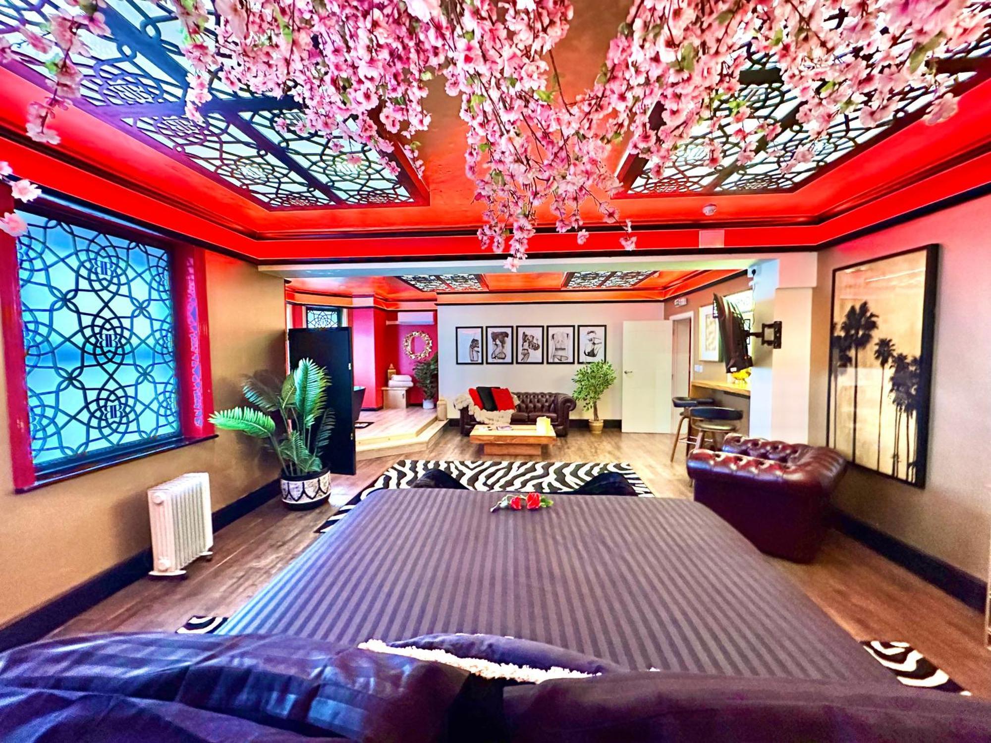 Beyond - Romantic Basement Apartment - Close To Beach - With Parking 伯恩茅斯 外观 照片